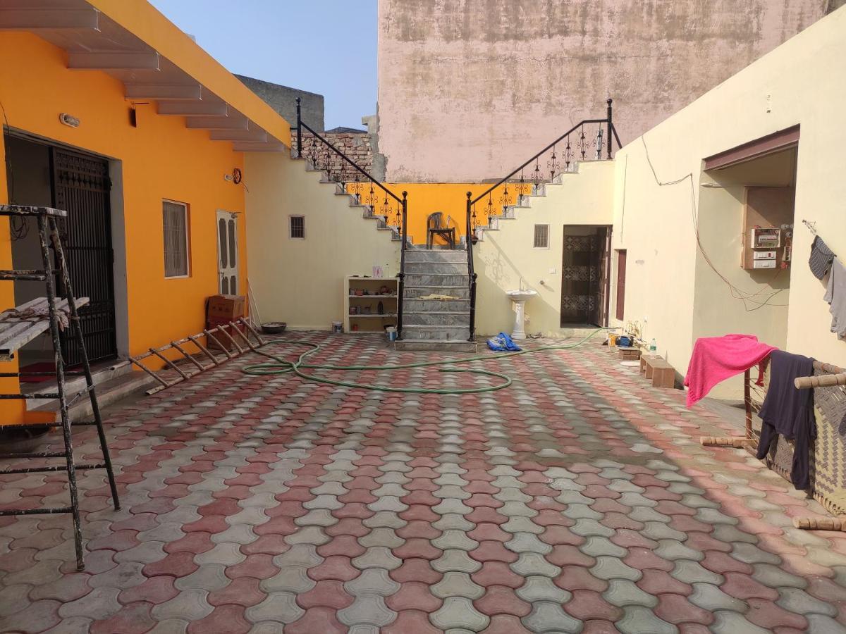 Nidhivan Homestay Vrindāvan Extérieur photo